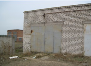 43/100 частини будівель банку, загальною площею 1 552,1 кв. м, за адресою: Херсонська обл., м. Нова Каховка, вулиця Соборна (Щорса), 24. Реєстраційний номер 763 в реєстраційній книзі №5. Інвентарний № 74506. Земельна ділянка, площею 0,22 га (кадастровий номер 6510700000:10:044:0002), за адресою: Херсонська обл., м. Нова Каховка, вулиця Соборна (Щорса), 24. Цільове призначення - для розміщення та обслуговування будівлі банку. Інвентарний номер 74519. Номер в книзі записів в реєстрації державних актів №020473200008. Майнові права на гараж, загальною площею 74,30 кв.м , за адресою: Херсонська обл., м. Нова Каховка, вулиця Соборна (Щорса), 24. Інвентарний № 74507. Земельна ділянка, площею 0,0047 га., кадастровий номер 6510700000:10:044:0014, за адресою: Херсонська обл., м. Нова Каховка, вулиця Соборна (Щорса), 24 ``з``. Цільове призначення - для розміщення та обслуговування гаражного боксу. Інвентарний номер 74584 Номер в книзі записів в реєстрації державних актів №029473200007. Основні засоби у кількості 6 шт