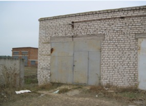 43/100 частини будівель банку, загальною площею 1 552,1 кв. м , за адресою: Херсонська обл., м. Нова Каховка, вулиця Соборна (Щорса), 24. Реєстраційний номер 763 в реєстраційній книзі №5. Інвентарний № 74506. Земельна ділянка, площею 0,2201 га (кадастровий номер 6510700000:10:044:0002), за адресою: Херсонська обл., м. Нова Каховка, вулиця Соборна (Щорса), 24. Реєстраційний номер об`єкту нерухомого майна: 3209259865107. Цільове призначення - для розміщення та обслуговування будівлі банку. Інвентарний номер 74519. Майнові права на гараж, загальною площею 74,30 кв.м , за адресою: Херсонська обл., м. Нова Каховка, вулиця Соборна (Щорса), 24. Інвентарний № 74507. Земельна ділянка, площею 0,0047 га., кадастровий номер 6510700000:10:044:0014, за адресою: Херсонська обл., м. Нова Каховка, вулиця Соборна (Щорса), 24 ``з``. Цільове призначення - для розміщення та обслуговування гаражного боксу. Інвентарний номер 74584 Номер в книзі записів в реєстрації державних актів №029473200007. Основні засоби у кількості 6 одиниць