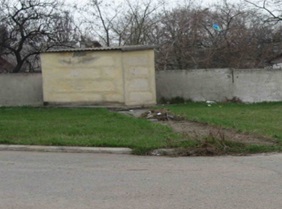 5868/10000 часток будівлі (загальною площею 962,5 кв. м) Старобешівського відділення акціонерного комерційного промислово-інвестиційного банка України (літ. А-2), що становить 564,80 кв. м, та надвірні споруди - гаражі (літ. Б), загальною площею 80,30 кв.м, та туалет (літ. В), загальною площею 5,90 кв. м, за адресою: Донецька обл., м. Кальміуське (Комсомольське), вулиця Октябрьська, будинок 54 а. Реєстраційний номер майна: 35709589 (інвентарні №№ 104136, 104142 та 104143). Основні засоби у кількості 2 одиниці