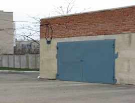 5868/10000 часток будівлі (загальною площею 962,5 кв. м) Старобешівського відділення акціонерного комерційного промислово-інвестиційного банка України (літ. А-2), що становить 564,80 кв. м, та надвірні споруди - гаражі (літ. Б), загальною площею 80,30 кв.м, та туалет (літ. В), загальною площею 5,90 кв. м, за адресою: Донецька обл., м. Кальміуське (Комсомольське), вулиця Октябрьська, будинок 54 а. Реєстраційний номер майна: 35709589 (інвентарні №№ 104136, 104142 та 104143). Основні засоби у кількості 2 одиниці