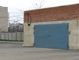 5868/10000 часток будівлі (загальною площею 962,5 кв. м) Старобешівського відділення акціонерного комерційного промислово-інвестиційного банка України (літ. А-2), що становить 564,80 кв. м, та надвірні споруди - гаражі (літ. Б), загальною площею 80,30 кв.м, та туалет (літ. В), загальною площею 5,90 кв. м, за адресою: Донецька обл., м. Кальміуське (Комсомольське), вулиця Октябрьська, будинок 54 а. Реєстраційний номер майна: 35709589 (інвентарні №№ 104136, 104142 та 104143). Основні засоби у кількості 2 одиниці