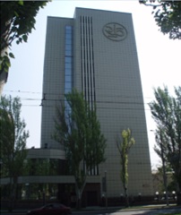 Адміністративна будівля, загальною площею 5 853,10 кв.м, за адресою: Донецька обл., м. Донецьк, вулиця Радянська, будинок 1. Реєстраційний номер об`єкту нерухомого майна: 1172714. Інвентарний № 90476. Основні засоби у кількості 4 171 одиниця