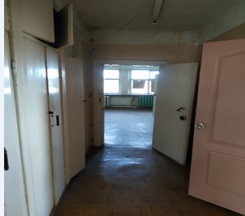 Будинок (А-2 основна будівля), загальною площею 1 056,0 кв.м, з будівлями (Б-гараж, В-гараж, Г-вбиральня, Д-вбиральня, М-сарай), загальною площею 176,8 кв. м, за адресою: Луганська обл., м. Рубіжне, вулиця Дойчева, будинок 7. Реєстраційний номер 285824. Інвентарний № 85863