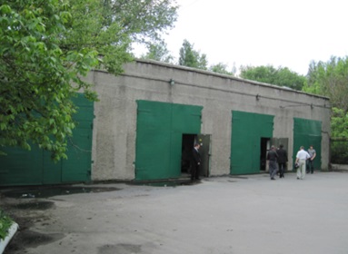 Будівля, загальною площею 1 231,7 кв. м, за адресою: Луганська обл., м. Хрустальний (Красний Луч), вулиця Ялтинська, 4 -``а``. Реєстровий номер 93 в реєстровій книзі №1. Інвентарний № 86457. Гараж, загальною площею 211,7 кв. м, за адресою: Луганська обл., м. Хрустальний (Красний Луч), вулиця Ялтинська, 4 -``а``. Реєстровий номер 93 в реєстровій книзі №1. Інвентарний № 86458. Земельна ділянка, площею 0,1837 га (кадастровий номер 4411600000:08:014:0001), за адресою: Луганська обл., м. Хрустальний (Красний Луч), вулиця Ялтинська, 4 -а. Цільове призначення - для комерційного використання (розміщення та обслуговування будівлі філії ``Відділення Промінвестбанку в м. Красний Луч Луганської області ``). Інвентарний номер 86463. Основні засоби у кількості 38 шт