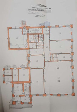 59/100 часток (спільна часткова власність) будівлі, загальною площею 2 236,6 кв.м., що становить 1 264,10 кв. м, за адресою: Луганська обл., Сіверськодонецький р. (Сєвєродонецький р-н), м. Лисичанськ (місто Лисичанськ), вулиця Володимира Великого (вулиця Володимира Великого, вулиця Малиновського, вулиця Малиновського), будинок 5. Реєстраційний номер об`єкту нерухомого майна: 3207251744120. Інвентарний № 86068. Майнові права на гаражі, загальною площею 282,4 кв. м, за адресою: Луганська обл., м. Лисичанськ, вулиця Малиновського, 5. Інвентарний № 85874