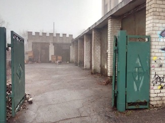 59/100 часток (спільна часткова власність) будівлі, загальною площею 2 236,6 кв.м., що становить 1 264,10 кв. м, за адресою: Луганська обл., Сіверськодонецький р. (Сєвєродонецький р-н), м. Лисичанськ (місто Лисичанськ), вулиця Володимира Великого (вулиця Володимира Великого, вулиця Малиновського, вулиця Малиновського), будинок 5. Реєстраційний номер об`єкту нерухомого майна: 3207251744120. Інвентарний № 86068. Майнові права на гаражі, загальною площею 282,4 кв. м, за адресою: Луганська обл., м. Лисичанськ, вулиця Малиновського, 5. Інвентарний № 85874