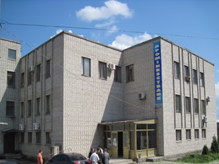 Майнові права нежитловий будинок, загальною площею 1 748,8 кв. м, за адресою: Луганська обл., м. Антрацит, вулиця Ростовська, 15 ``а``. Реєстровий номер 212 в реєстровій книзі 2. Інвентарний № 85507. Майнові права на гаражі (літ. Г, Д, Е), загальною площею 120,8 кв. м, за адресою: Луганська обл., м. Антрацит, вулиця Ростовська, 15 ``а``. Інвентарний №85509. Майнові права на гаражі (літ. Б, В, Ж), загальною площею 142,5 кв. м, за адресою: Луганська обл., м. Антрацит, вулиця Ростовська, 15 ``а``. Інвентарний №85508. Кондиціонер ``AEГ`` ACS 077 HR. Інвентарний № 85703