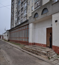 Нежиле приміщення, банку, загальною площею 905,8 кв.м, за адресою: Автономна Республіка Крим, м. Армянськ, мікрорайон ім. Генерала Корявко, буд. 3. Реєстраційний номер : 25454058. Інвентарний № 88524. Гаражі з побутовим приміщенням та складом, загальною площею 119,5 кв.м, за адресою: Автономна Республіка Крим, м. Армянськ, мікрорайон ім. Генерала Корявко, буд. 3-А. Реєстровий номер 84 в реєстровій книзі №4. Інвентарний № 88550. Основні засоби у кількості 23 шт