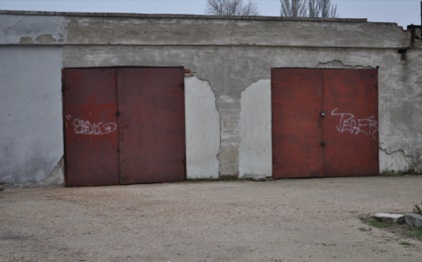 Нежиле приміщення, банку, загальною площею 905,8 кв.м, за адресою: Автономна Республіка Крим, м. Армянськ, мікрорайон ім. Генерала Корявко, буд. 3. Реєстраційний номер : 25454058. Інвентарний № 88524. Гаражі з побутовим приміщенням та складом, загальною площею 119,5 кв.м, за адресою: Автономна Республіка Крим, м. Армянськ, мікрорайон ім. Генерала Корявко, буд. 3-А. Реєстровий номер 84 в реєстровій книзі №4. Інвентарний № 88550. Основні засоби у кількості 23 шт