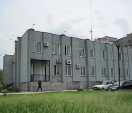 Нежитлова будівля , будинок банку, загальною площею 1 994,90 кв. м, за адресою: Луганська обл., м. Алчевськ, вулиця Леніна, 44. Реєстраційний номер 301382 (номер запису 141 в книзі 1). Інвентарний № 83779. Будівлі гаражів, загальною площею 224,2 кв. м, за адресою: Луганська обл., м. Алчевськ, вулиця Леніна, 44 а. Реєстровий номер 203 в реєстровій книзі 1). Інвентарний № 83748. Основні засоби у кількості 234 шт