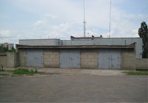 Нежитлова будівля , будинок банку, загальною площею 1 994,90 кв. м, за адресою: Луганська обл., м. Алчевськ, вулиця Леніна, 44. Реєстраційний номер 301382 (номер запису 141 в книзі 1). Інвентарний № 83779. Будівлі гаражів, загальною площею 224,2 кв. м, за адресою: Луганська обл., м. Алчевськ, вулиця Леніна, 44 а. Реєстровий номер 203 в реєстровій книзі 1). Інвентарний № 83748. Основні засоби у кількості 234 шт