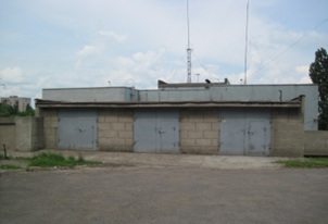 Нежитлова будівля , будинок банку, загальною площею 1 994,90 кв. м, за адресою: Луганська обл., м. Алчевськ, вулиця Леніна, 44. Реєстраційний номер 301382 (номер запису 141 в книзі 1). Інвентарний № 83779. Будівлі гаражів, загальною площею 224,2 кв. м, за адресою: Луганська обл., м. Алчевськ, вулиця Леніна, 44 а. Реєстровий номер 203 в реєстровій книзі 1). Інвентарний № 83748. Основні засоби у кількості 234 шт