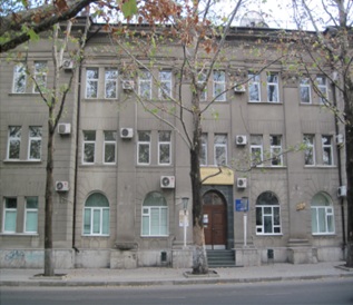 Нежитлова будівля (літ. ``А``), загальною площею 1282,2 кв.м, за адресою: Автономна Республіка Крим, м. Сімферополь, вул. Севастопольська, буд. 10. Реєстраційний номер: 223350. Інвентарний № 86931. Нежитлова будівля (літ. ``Б``), загальною площею 173,4 кв.м, за адресою: Автономна Республіка Крим, м. Сімферополь, вул. Севастопольська, буд. 10. Реєстраційний номер: 223350. Інвентарний № 88569. Гараж - склад, загальною площею 42,7 кв.м., за адресою: Автономна Республіка Крим, м. Сімферополь, вул. Севастопольська, буд. 10. Реєстровий №22 стр. 56 в реєстровій книзі №1-Г. Інвентарний № 86919. Трибуна, інвентарний №88595. Основні засоби у кількості 4 одиниці