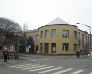 Нежитлова будівля, загальною площею 1 098,2 кв. м, за адресою: Донецька обл., м. Чистяково (був. м. Торез), вулиця Ніколаєва, будинок 35. Реєстраційний номер об`єкту нерухомого майна: 279561. Інвентарний № 94129. Бокси гаражів та майстерні, загальною площею 244,3 кв. м, за адресою: Донецька обл., м. Чистяково (був. м.Торез), вулиця Ніколаєва, будинок 35. Реєстровий номер 153 в реєстровій книзі №3. Інвентарний № 94130. Основні засоби у кількості 107 одиниць