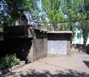 Нежитлова будівля, загальною площею 2 173,5 кв.м, за адресою: Донецька обл., м. Єнакієве, проспект Металургів, будинок 14. Реєстраційний номер об`єкту нерухомого майна: 949214. Інвентарний № 99196. Гараж, загальною площею 51,6 кв.м, за адресою: Донецька обл., м. Єнакієве, проспект Металургів, будинок 14. Реєстраційний номер об`єкту нерухомого майна: 9873631. Інвентарний №101196. Котельня, загальною площею 16,9 кв.м, за адресою: Донецька обл., м. Єнакієве, проспект Металургів, будинок 14. Реєстраційний номер об`єкту нерухомого майна: 9873631. Інвентарний №99194. Майнові права на склад ПММ, загальною площею 12,0 кв.м, за адресою: Донецька обл., м. Єнакієве, проспект Металургів, будинок 14. Інвентарний №99195. Основні засоби у кількості 603 шт