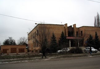 Нежитлові будівлі: будівля банку (2 А), загальною площею 1 275,2 кв. м, та гараж (1 Б), загальною площею 85,8 кв.м, за адресою: Донецька обл., м. Макіївка, вулиця Полтавська, будинок б/н. Реєстраційний номер об’єкта нерухомого майна: 20613910. Інвентарний № 95251. Основні засоби у кількості 9 одиниць