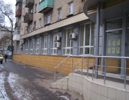 Приміщення, загальною площею 971,2 кв. м, у підвалі та на І-му поверсі житлового будинку літ. А-5, за адресою: Донецька обл., м. Донецьк, вулиця Університетська, будинок 83. Реєстраційний номер об`єкту нерухомого майна: 19773835. Інвентарний № 94973. Основні засоби у кількості 402 шт