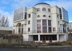 Пул активів (майна), що складається з нерухомого майна, майнових прав на нерухоме майно та основних засобів, а саме: нерухоме майно в кількості 106 об’єктів, за реєстраційними номерами: 18472695, 20720323, 1238542, 9038914 (Інв. №№ 95087, 95088), 25758950 (Інв. №№ 95659, 94397), 1172714, 28535388, 25201274 (Інв. №№ 93235, 93236), 1172892, 17170377, 20613910, 693614, 16854692, 15007098, 8078544, 277682, 2951188, 198557, 14120165, 15290560, 285824, 8371045, 24908765, 9596102, 8296424, 8296752, 949214, 9873631 (Інв. №№ 101196, 99194), 6926449, 1736566 (Інв. №№ 98600, 98590, 98516, 98509), 43229, 42944, 12243210, 10684452, 6687991, 123, 722076, 8813990, 223350 (Інв. №№ 86931, 88569), 22 стр. 56 в реєстровій книзі №1-Г, 367 в реєстровій книзі №2в, 3209203023020, 403 в реєстровій книзі №3, 3141687823040, 7835640, 292729, 6415312, 18851072, 25454058, 84 в реєстровій книзі №4, 12773628, 2167130, 247 в реєстровій книзі 3, 63 в реєстровій книзі №2, 832 в реєстровій книзі №1, 321 в реєстровій книзі №1, 6911327, 4310 в реєстровій книзі №10 в, 20 в реєстровій книзі, 279561, 153 в реєстровій книзі №3, 3207251744120, 432744, 3240611214140, 763 в реєстраційній книзі №5, 37841072, 19773835, 259 в реєстровій книзі №2, 20614227, 103898214101, 19 в реєстровій книзі №2Дк-113, 5782 в інвентаризаційній справі №4900, 393400, 301507, 391187 (номер запису 842 в книзі 12) (Інв. №№ 86395, 86684), 93 в реєстровій книзі №1 (Інв. №№ 86457, 86458), 301382 (номер запису 141 в книзі 1), 203 в реєстровій книзі 1, 269 в реєстровій книзі №1, 1726 в реєстровій книзі №11, 15927888, 35709589 (Інв. №№ 104136, 104142, 104143), 20598568, 298 на стр. 70 в реєстровій книзі №3а, 328 на стр. 69 в реєстровій книзі №3, 23 стор. 58 в реєстровій книзі №1-Г (Інв. №№ 88541, 88542, 88543), 7520912, 25167719, 6459 стр. 186 в реєстровій книзі 23 нж, 5748978, 3244608814160, 543773014000. Земельні ділянки в кількості 5 об’єктів за кадастровими номерами: 1412336600:01:011:0296, 6510700000:10:044:0002, 6510700000:10:044:0014, 6522110100:01:006:0002, 4411600000:08:014:0001. Майнові права на нерухоме майно в кількості 15 об’єктів за інвентарними номерами: 99195, 88354, 88206, 88549, 117213, 103088, 85874, 74507, 95246, 85507, 85509, 85508, 103411, 93598, 88521. Основні засоби в кількості 10 492 шт.