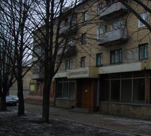 Вбудоване приміщення, загальною площею 271,00 кв. м, за адресою: Донецька обл., м. Макіївка, вулиця Малиновського, будинок 38/2. Реєстровий номер 259 в реєстровій книзі №2. Інвентарний № 95262. Основні засоби у кількості 12 шт